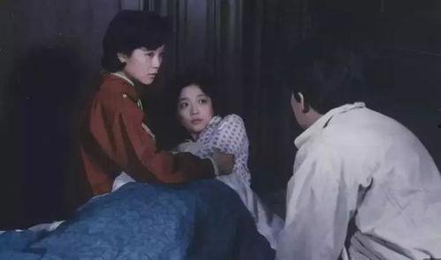 国产恐怖片开头吻戏视频,国产恐怖片惊悚开场，吻戏瞬间引爆紧张气氛